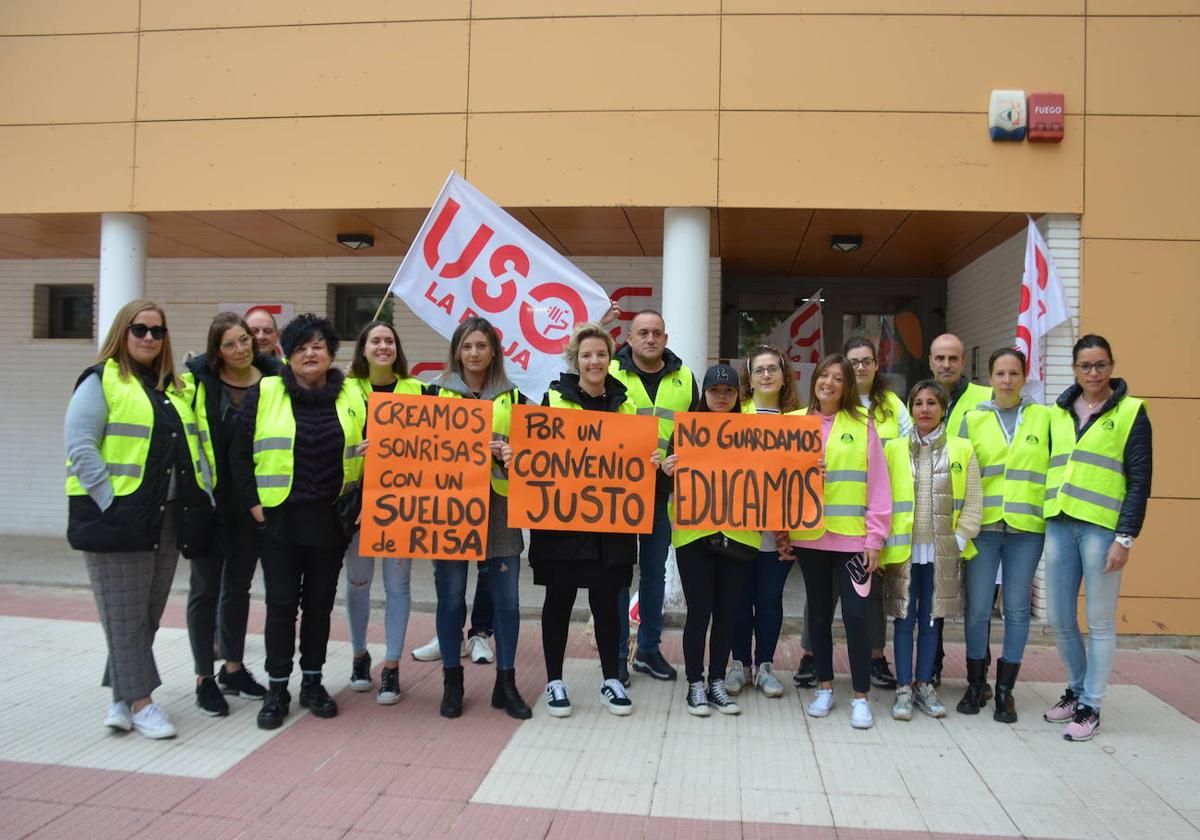 Concentración de la plantilla de la Escuela Infantil Santos Mártires, este miércoles.