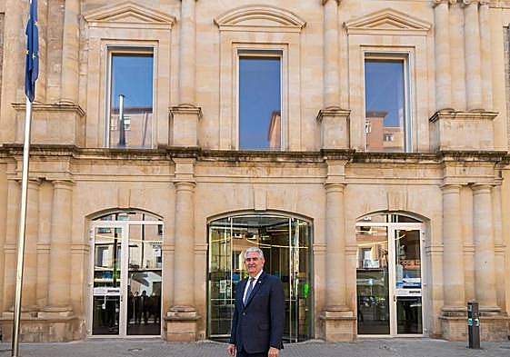 Javier Marca, presidente del TSJR, ante el Palacio de Justicia.