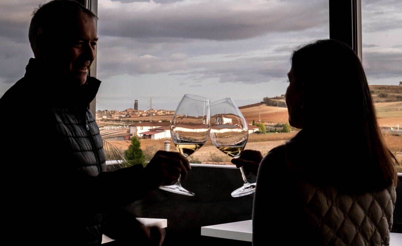 Alberto Pérez-Castillo y Susana Palacios en el mirador acristalado en la moderna instalación para catas, reuniones o encuentros.