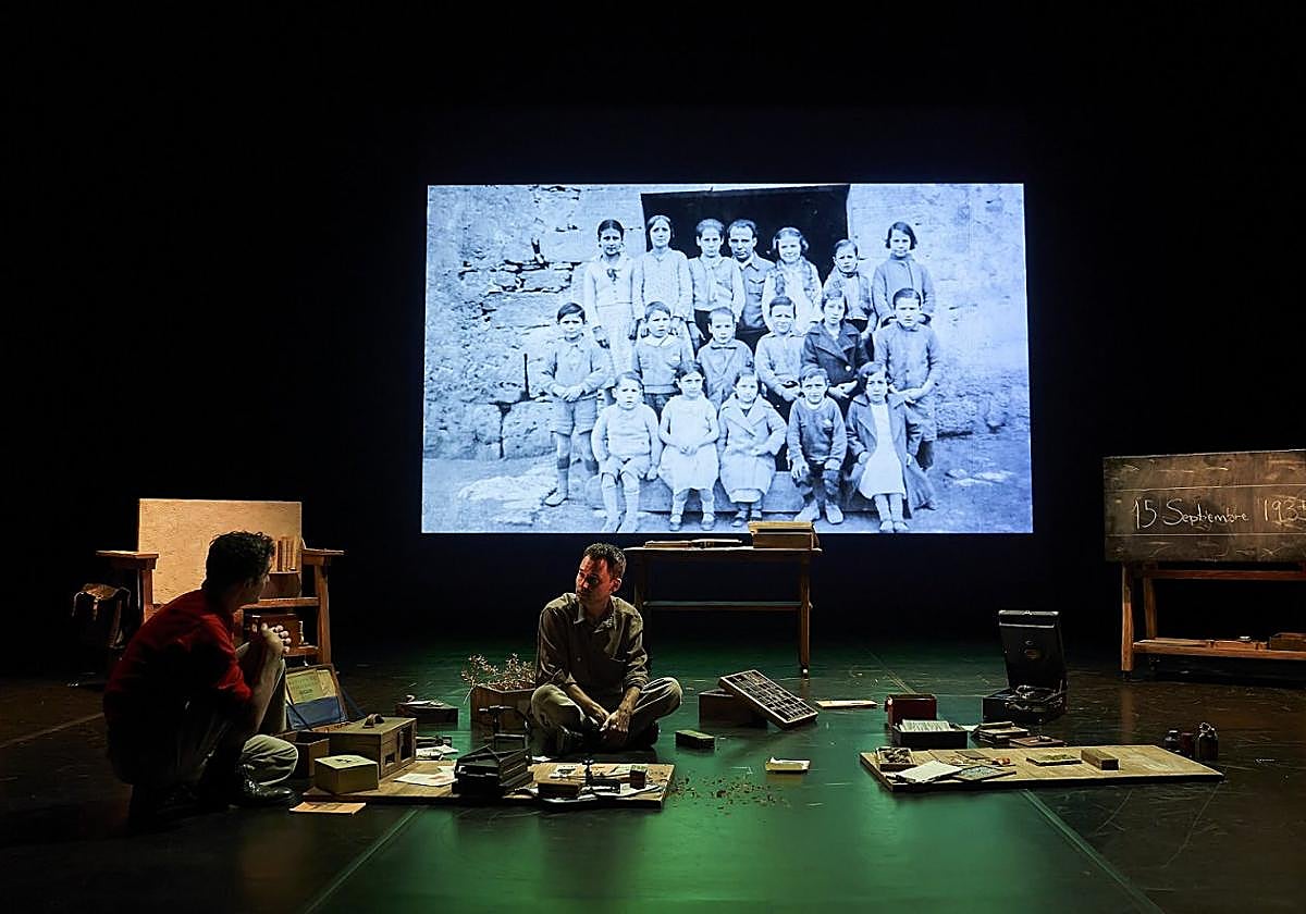 Una escena de 'El mar...' con la foto del maestro de Bañuelos y sus alumnos al fondo.