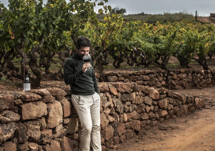 Richi Arambarri, responsable de Vintae y del proyecto El Pacto, cata Valdechuecas en el lugar donde nace.