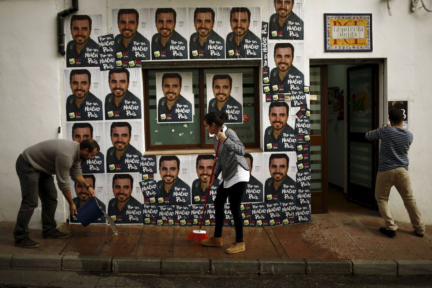 Pegada de carteles en Ronda (Málaga) con el rostro del candidato por IU, Alberto Garzón.