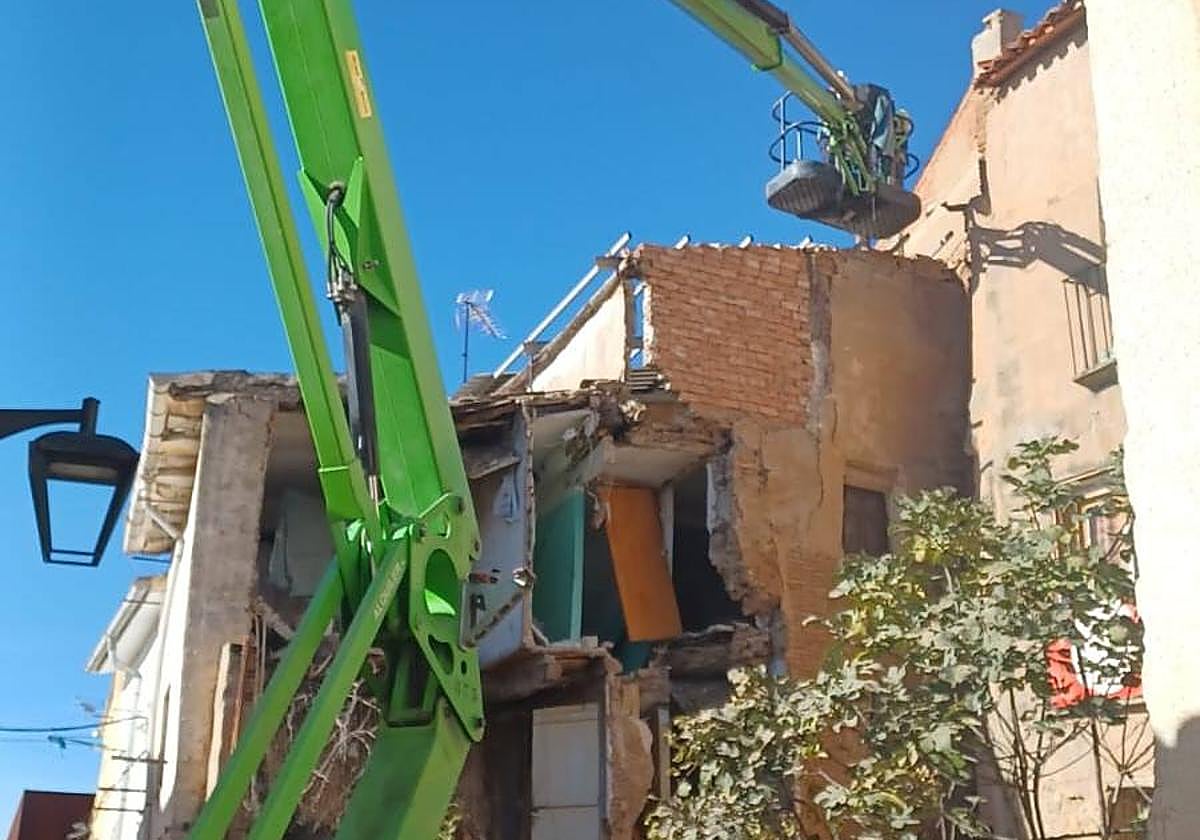 Primeros trabajos de derribo del edificio derrumbado en la calle del Olivo.