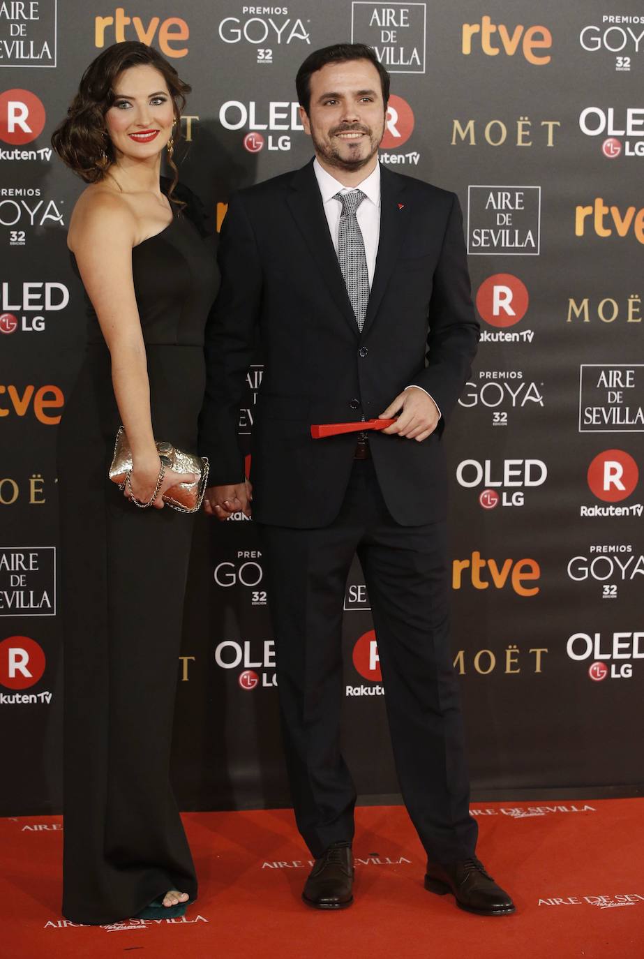 El coordinador federal de IU, Alberto Garzón junto a su esposa a su llegada a la ceremonia de entrega de la 32 Edición de los Premios Goya.