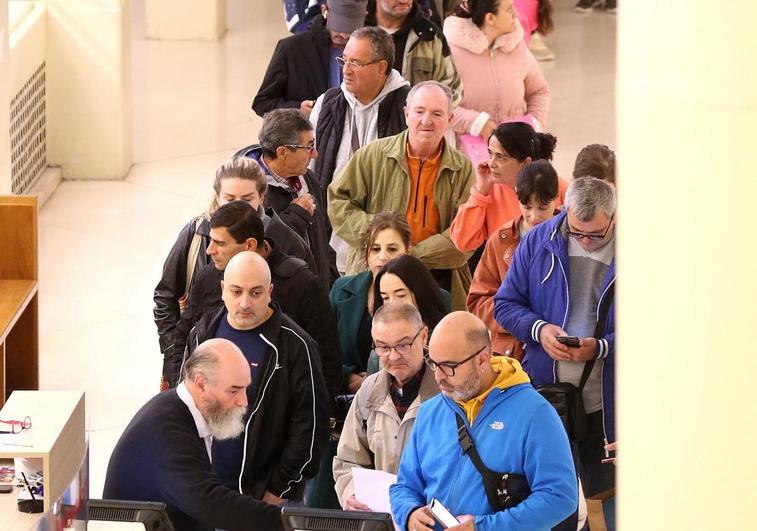 Largas filas con las que Diario LA RIOJA se hizo eco del creciente problema el pasado octubre.