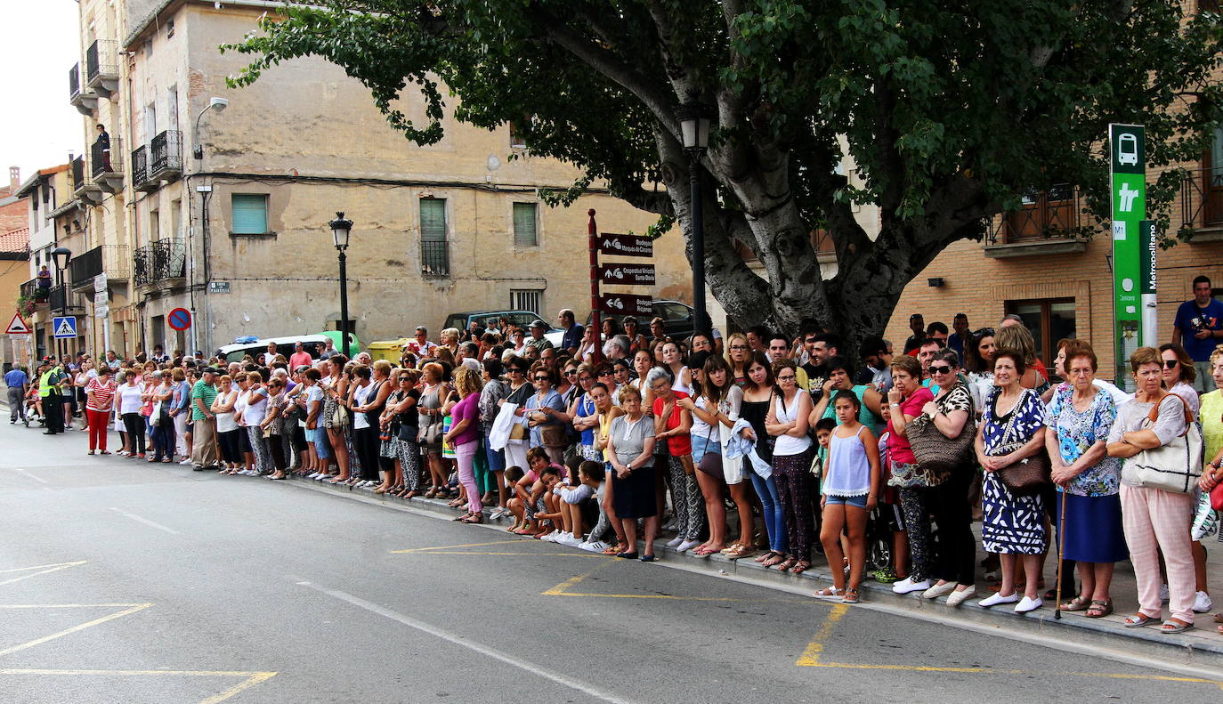 Numeroso público se congregó en las calles de Cenicero para contemplar a los invitados y novios de la boda de Garzón. 