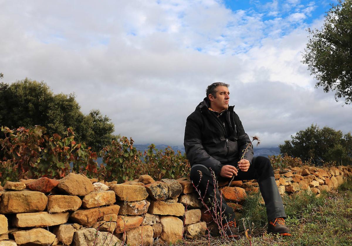 Arturo de Miguel sentado en un murete de piedra de La Condenada.