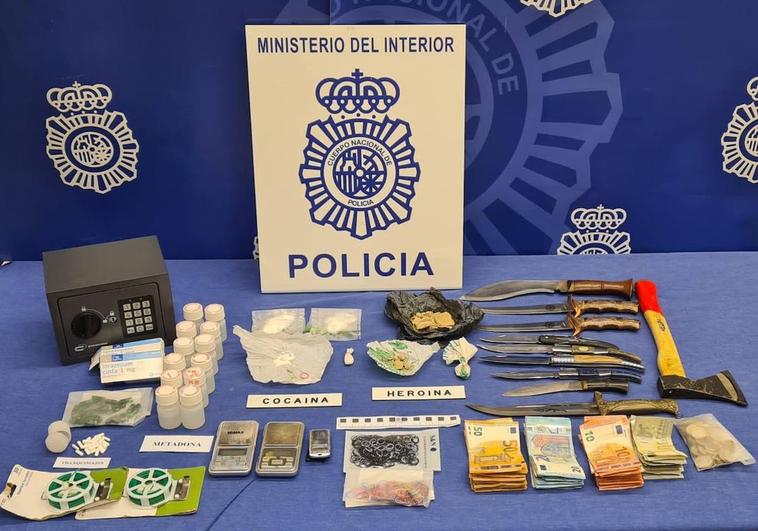 Drogas y útiles aprehendidos en la operación policial.