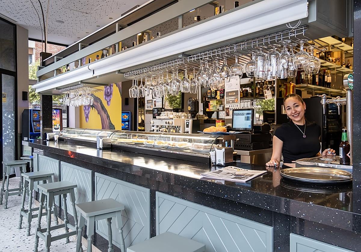 Arriba, Bárbara Borrayo; abajo, comedor de 'Rocío'.