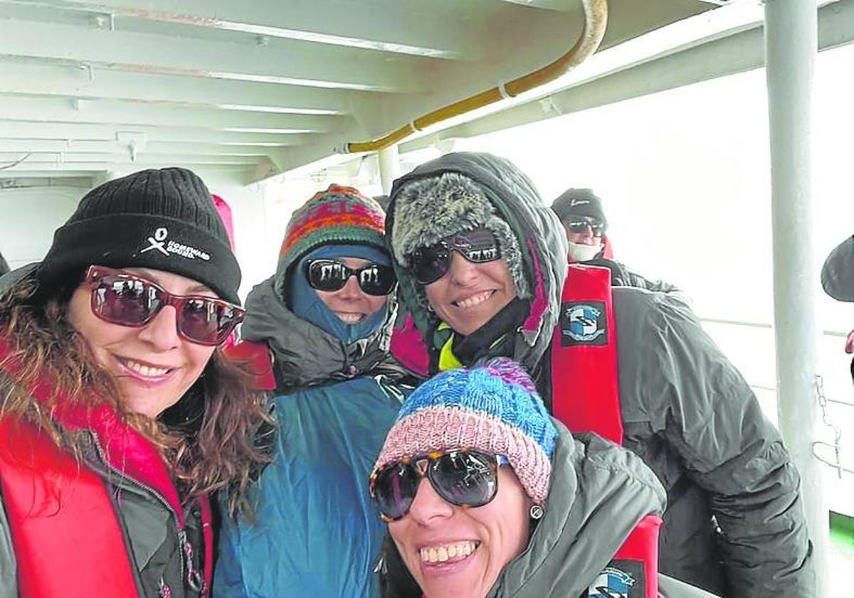 Imagen principal - Arriba Hilde Pérez, Zaida Ortega, Marga López Rivas y Judit Jiménez son las españolas del primer grupo de la expedición Homeward Bound. Abajo a la izquierda grupo de mujeres en el barco, trabajando en acciones conjuntas. Abajo a la derecha la vista desde la ventana de su litera. 