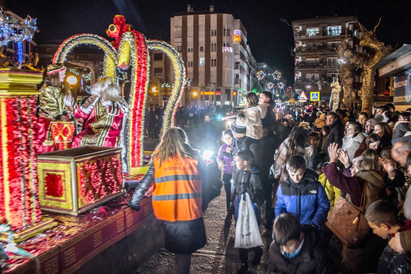 Lanzamiento de caramelos en la cabalgata de este año.