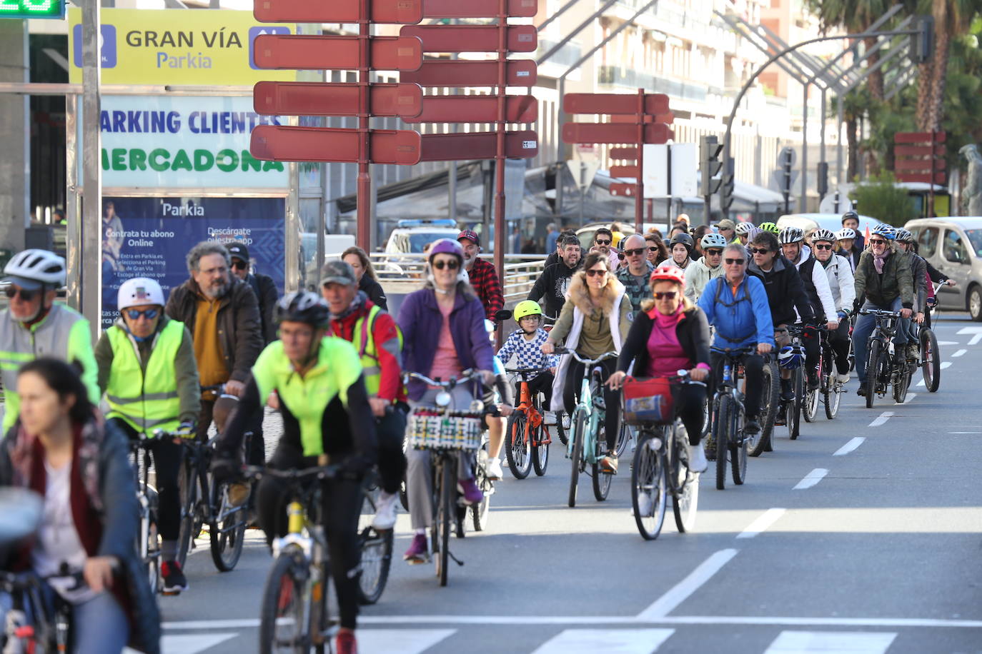 Parte del pelotón de ciclistas urbanos, este domingo, manifestándose al mediodía por el centro de Logroño.