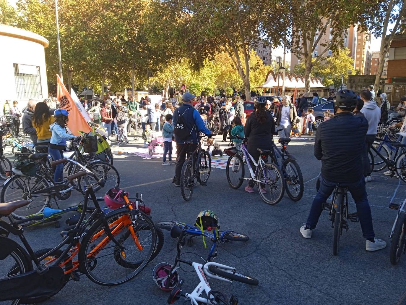 Llegada de la bicicletada al patio de la antigua estación, frente al General Espartero.