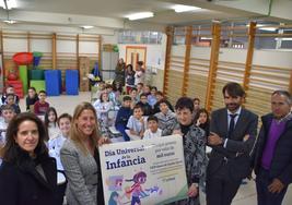 Entrega del cheque por valor de 1.000 euros del 'Día Universal de la Infancia' en el CEIP Sáenz de Tejada de Quel, ayer.