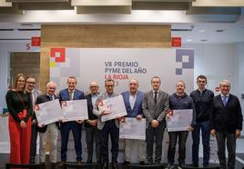 Premiados, organizadores y autoridades, al final de la entrega de los galardones en la fotografía de grupo.