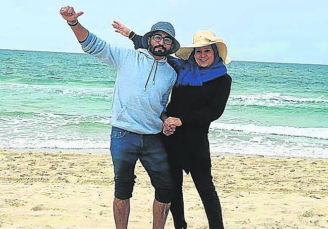 Ahmed y Natalia, felices en la playa de Gaza hace un año.