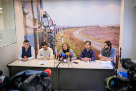 Roberto Ruiz-Clavijo, Néstor Alcolea, María José Nestares, Gabriel Ameztoy y Pablo Baztán, en la sede de UAGR