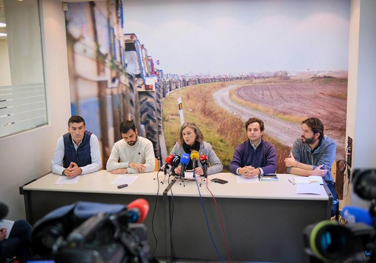 Roberto Ruiz-Clavijo, Néstor Alcolea, María José Nestares, Gabriel Ameztoy y Pablo Baztán, en la sede de UAGR