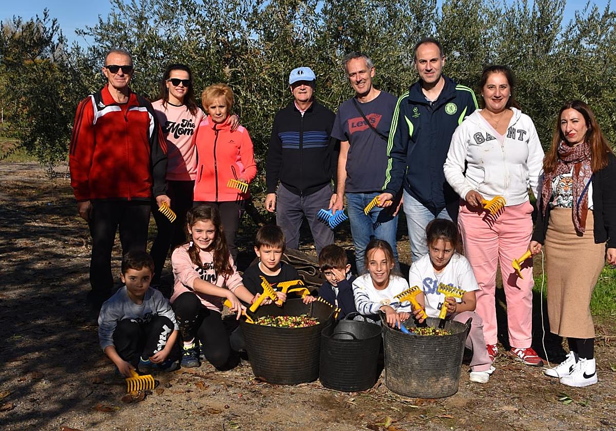 Grupo de participantes en la segunda edición de la recolección en familia, en la almazara Hejul de Galilea.