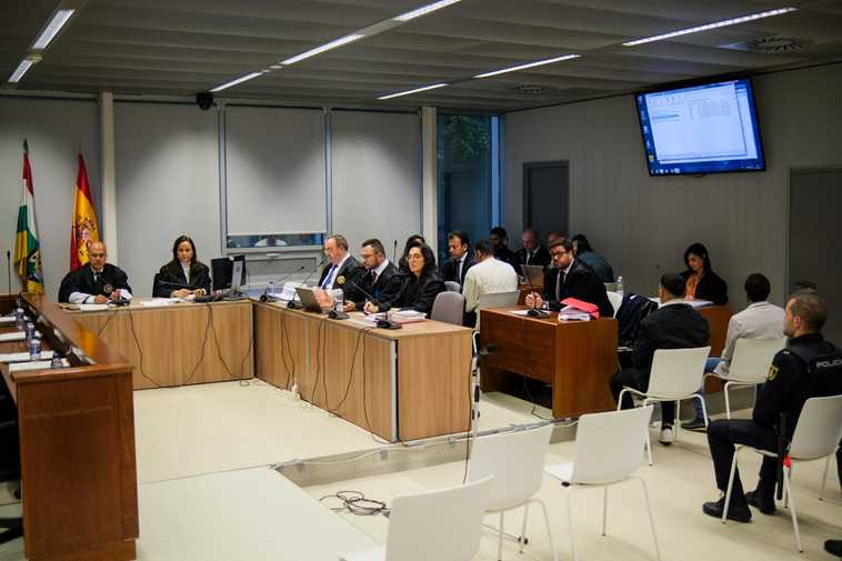 Los acusados, durante el juicio por la muerte de Isam Haddour.