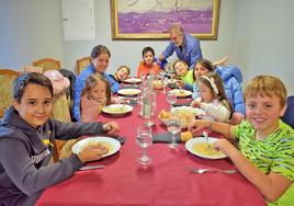 Los niños y la monitora del comedor del CRA Cameros Nuevos de Torrecilla en la mesa del restarante La Terraza.