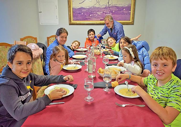 Los niños y la monitora del comedor del CRA Cameros Nuevos de Torrecilla en la mesa del restarante La Terraza.