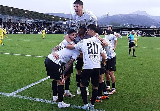 Los jugadores del Real Unión celebran uno de los goles que han marcado esta temporada en su feudo.