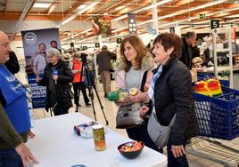 Minerva y Felisa, hija y madre, donan unos alimentos este viernes en el hipermercado Carrefour de Logroño durante la XI Gran Recogida.