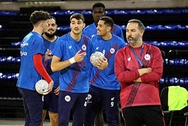 Martí Soler, Palomino, El Korchi y Javi García bromean en un entrenamiento detrás de Velasco.