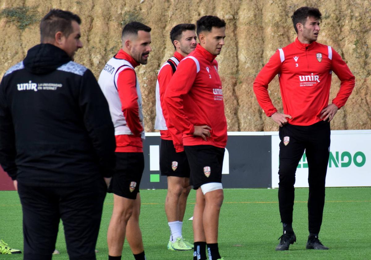 Diego Martínez observa a sus jugadores en un entrenamiento.