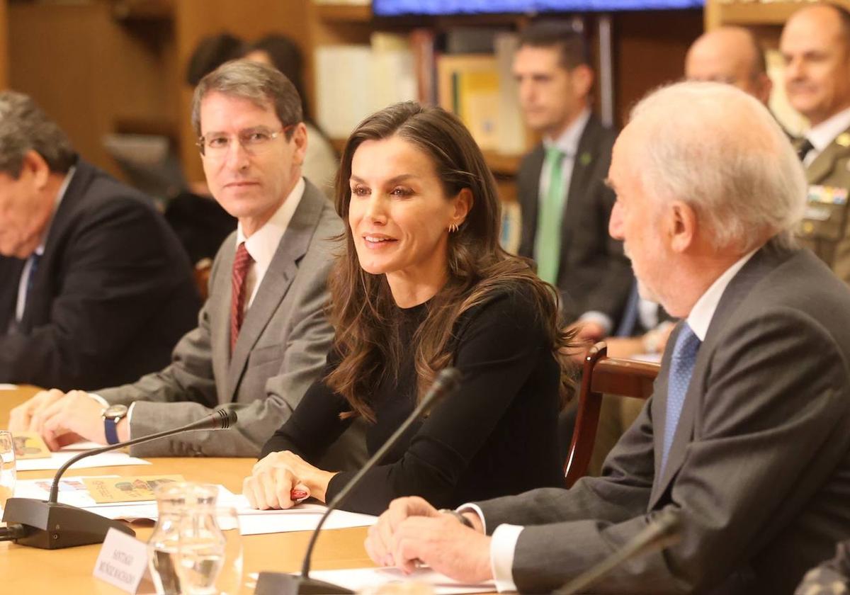 Doña Letizia, junto a Gonzalo Capellán y Santiago Muñoz Machado.