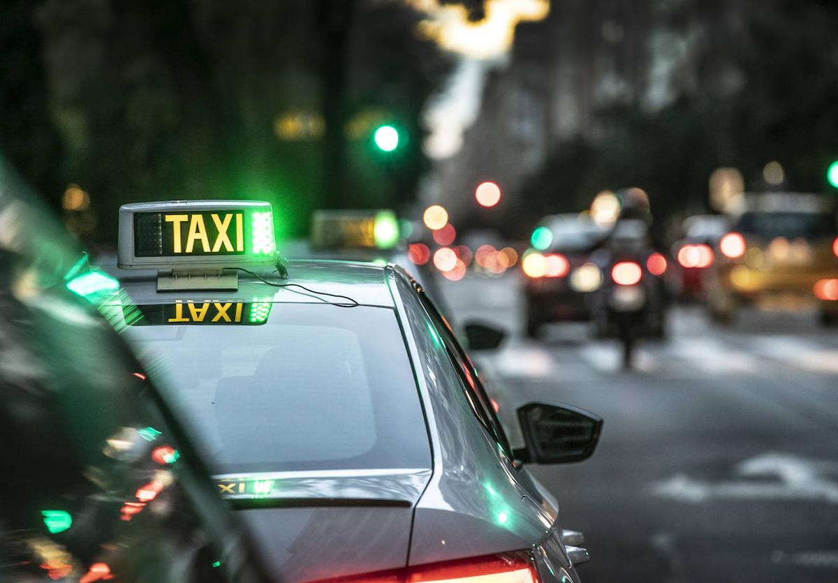 Un taxi por las calles de Logroño.