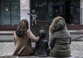 Patricia y Nuria, víctimas de violencia vicaria, en el conjunto escultórico de homenaje a Gorgorito, en Logroño