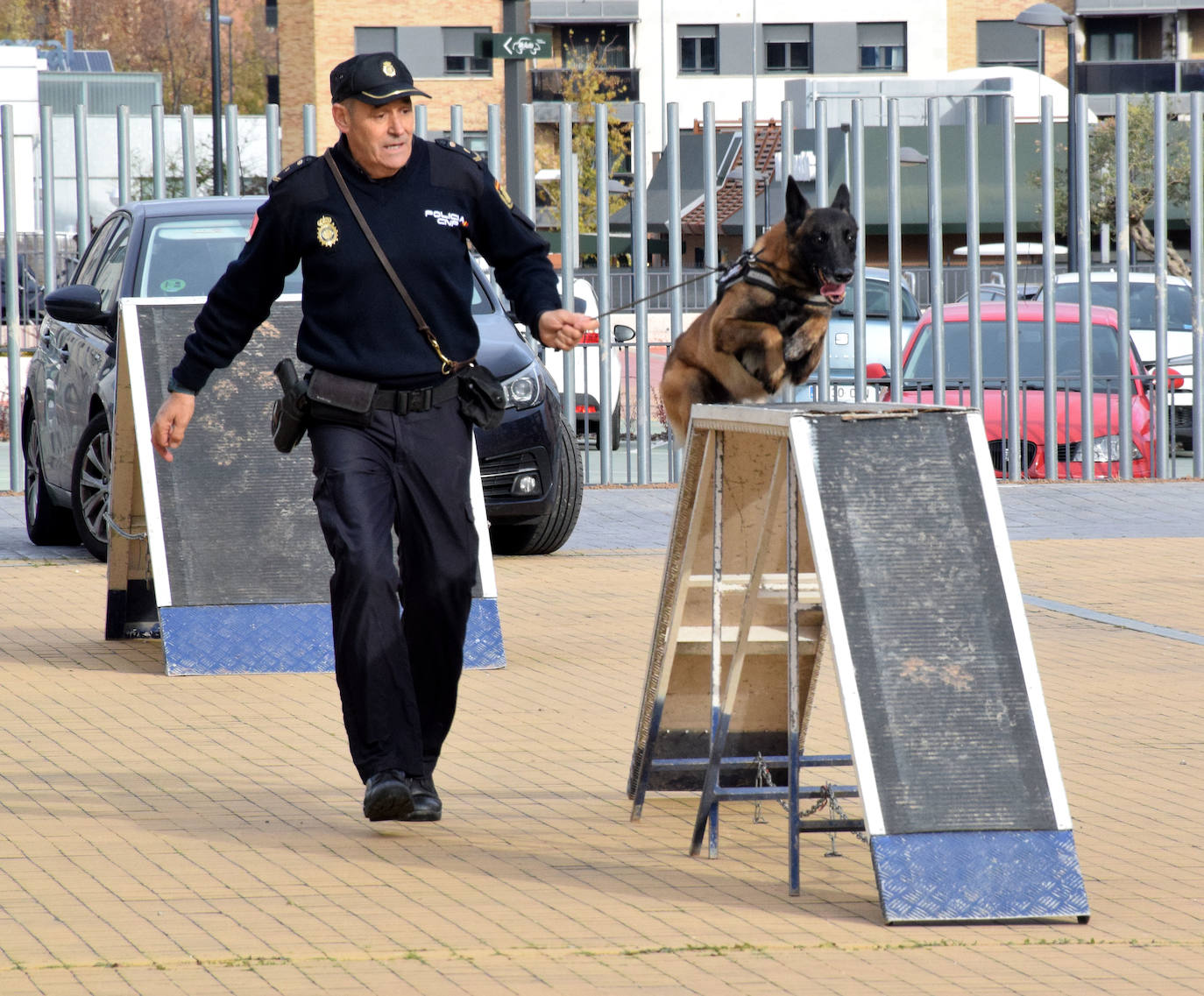 La Policía Nacional se acerca a los niños