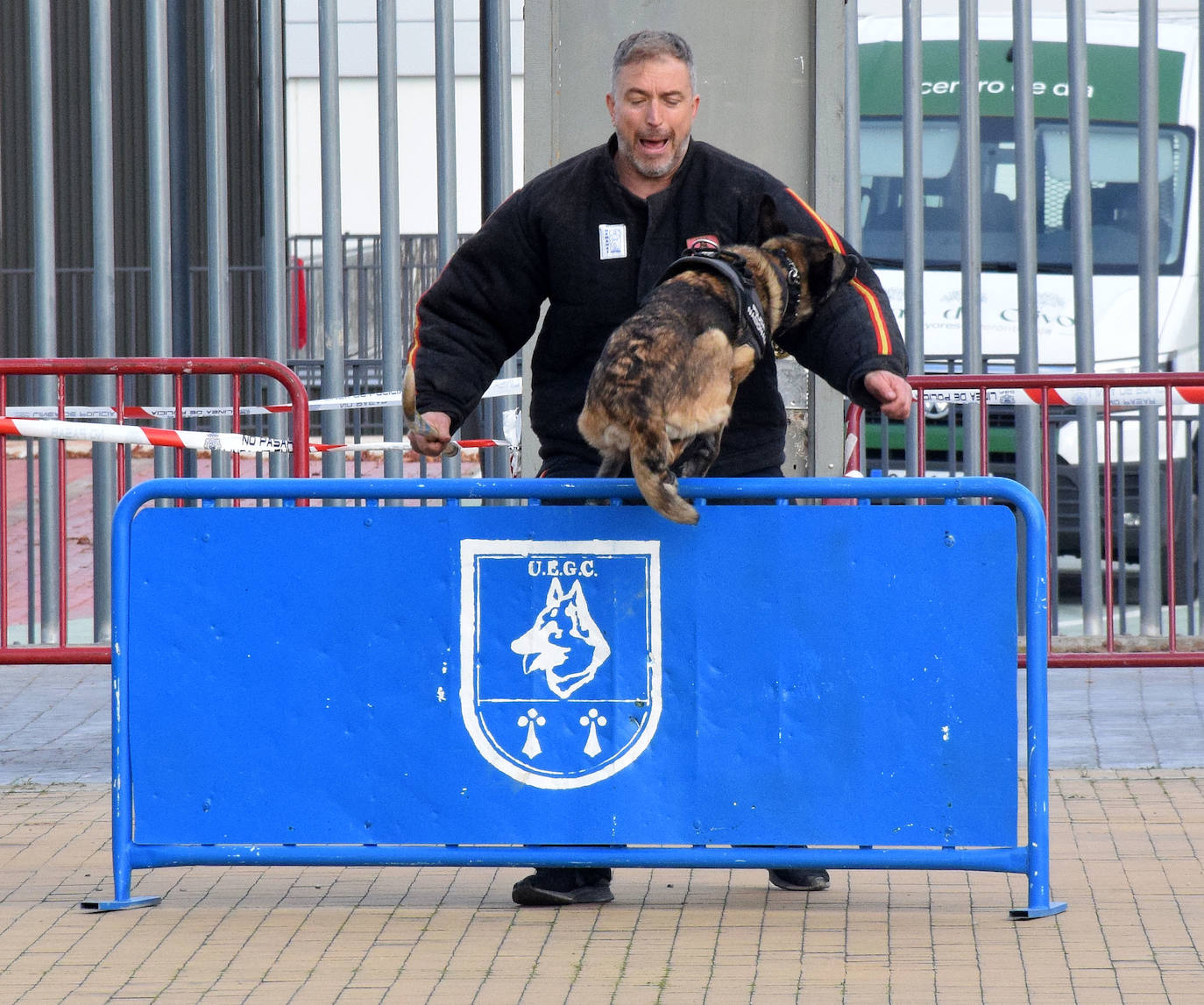 La Policía Nacional se acerca a los niños