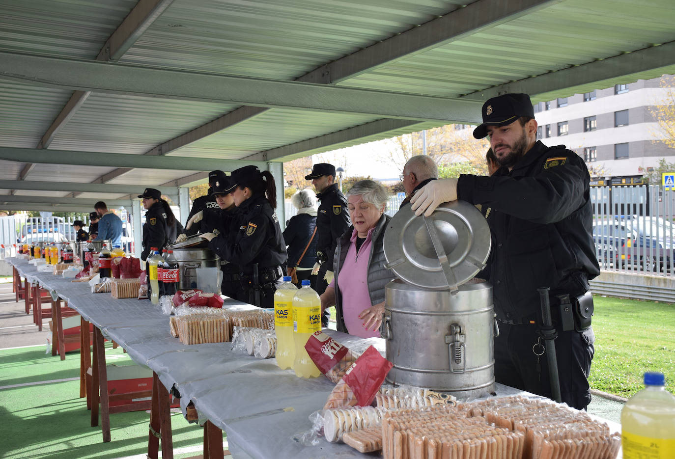 La Policía Nacional se acerca a los niños