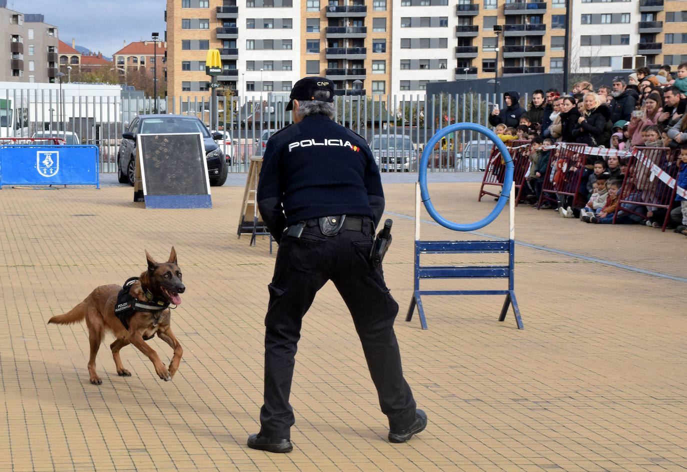 La Policía Nacional se acerca a los niños