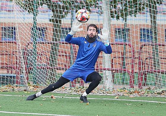 Iruarrizaga observa el esférico durante un entrenamiento de la Sociedad Deportiva Logroñés en Pradoviejo.