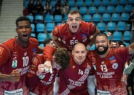 Jugadores del Ciudad de Logroño, celebrando la victoria frente al Anaitasuna.