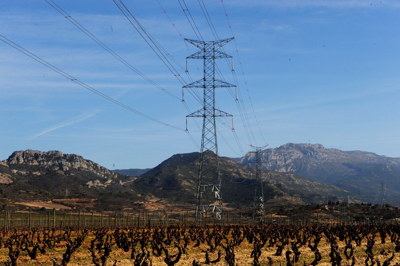 Impacto visual de torres de alta tensión, en este caso de REE, en viñedos de Haro.