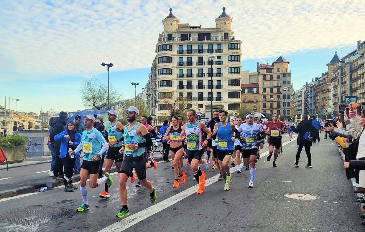 Esther Rodríguez, rodeada de atletas en la prueba donostiarra.