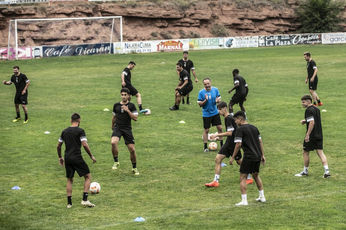 Josean García anima a sus jugadores al inicio de un entrenamiento en La Salera.