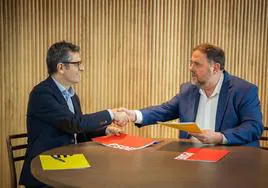 Félix Bolaños y Oriol Junqueras, en la firma del pacto de investidura entre el PSOE y ERC
