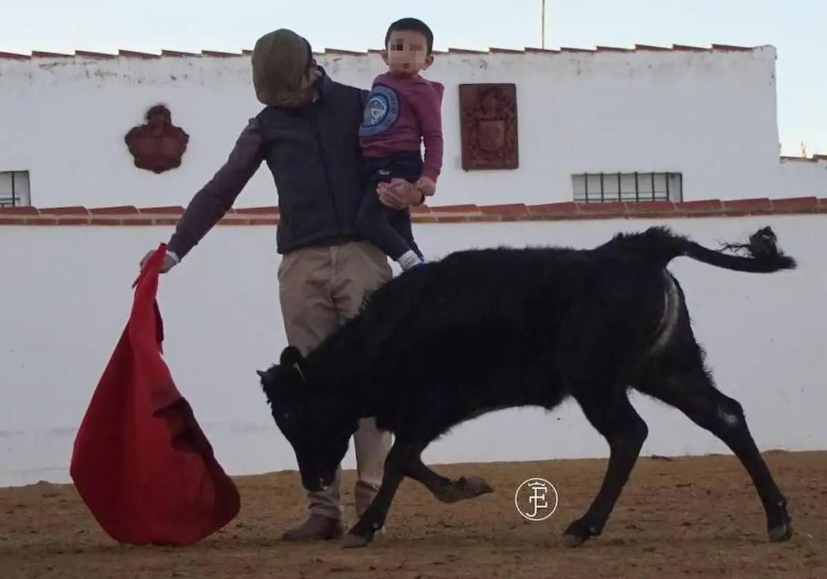 El matador Damián Castaño torea a la vaquilla con un niño en brazos, en Alaejos.