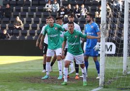 Paredes, Javi Castellano e Iru, durante el partido del pasado fin de semana ante el Real Unión.