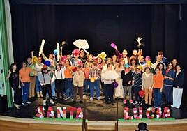 Residentes y trabajadoresdel CAPDP Santa Lucía de Fuenmayor posan en el teatro Cine Gran Coliseo de Fuenmayor durante el ensayo de este miércoles.