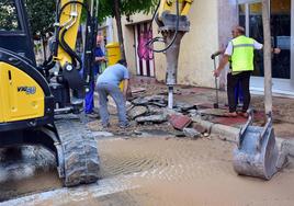 Obras de reparación en la calle Lardero por una averia registrada en 2018.