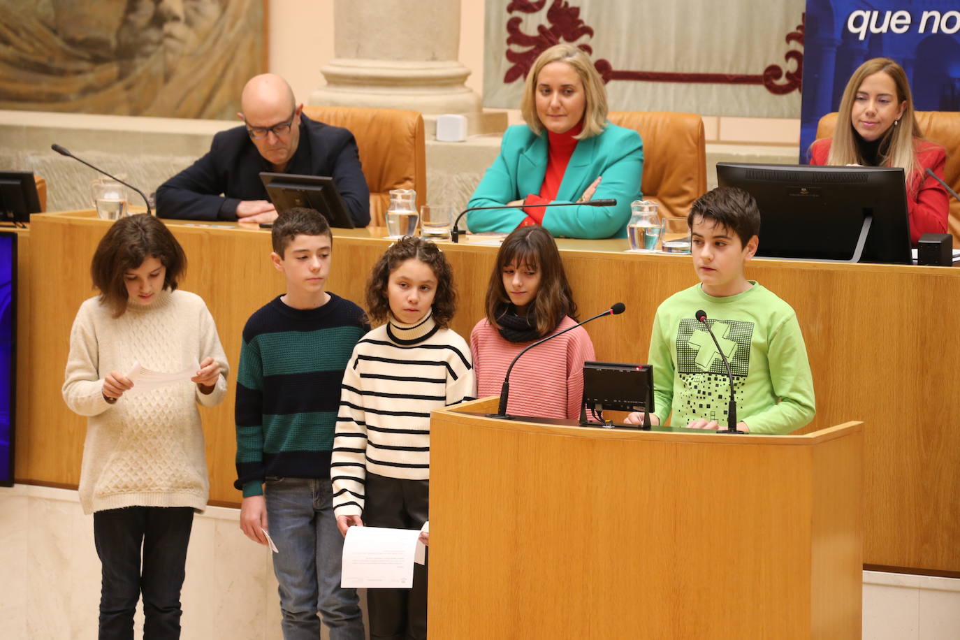 Los niños riojanos leen la Constitución