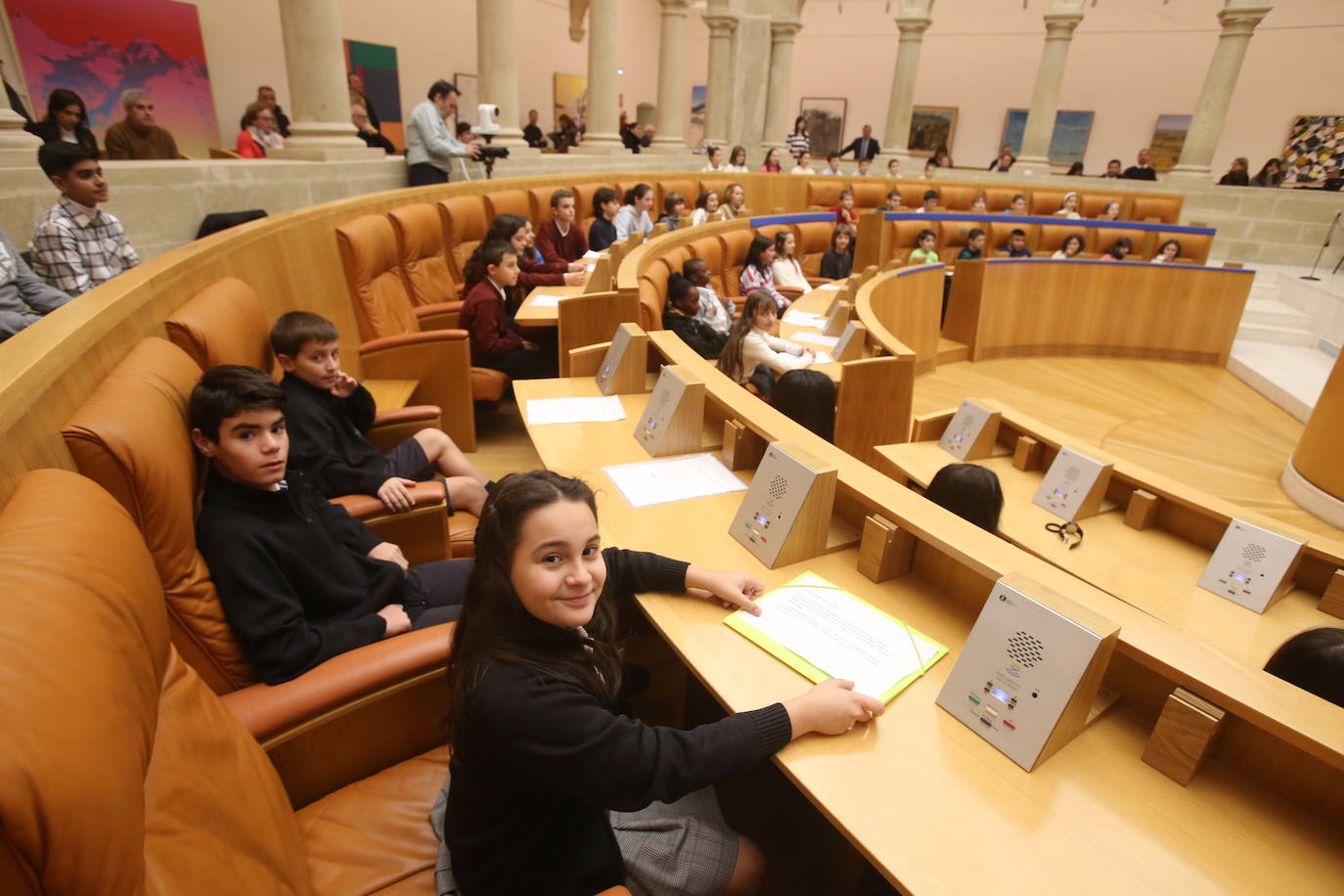 Los niños riojanos leen la Constitución