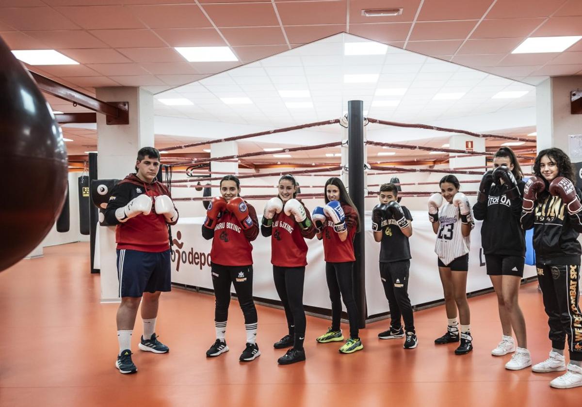 Las jóvenes promesas del boxeo riojano posan con sus guantes, junto con el preparador, en la sala de boxeo de Las Gaunas.